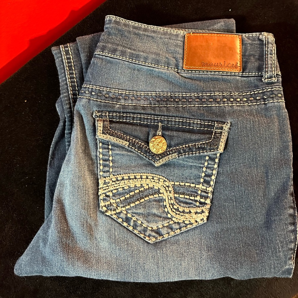 MAURICES low rise Jean. Size M - regular. Straight leg.